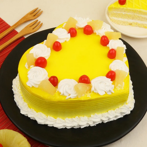 1KG HEART SHAPE PINEAPPLE CAKE