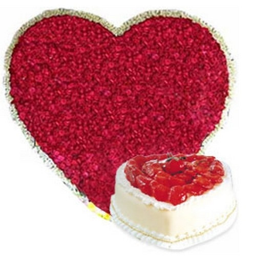 Buy gift set of Heartshape arrangement of 100 roses with Heartshape strawberry cake